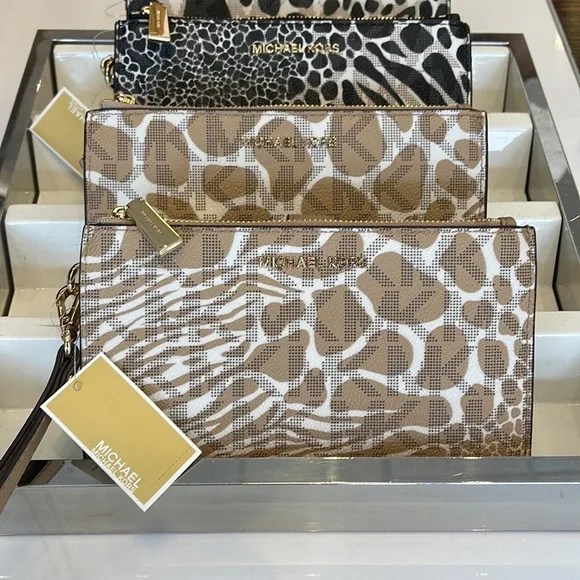 MICHAEL KORS LARGE DOUBLE ZIP WRISTLET WALLET PHONE CASE CLUTCH 
Camel Multi - Picture 6 of 16